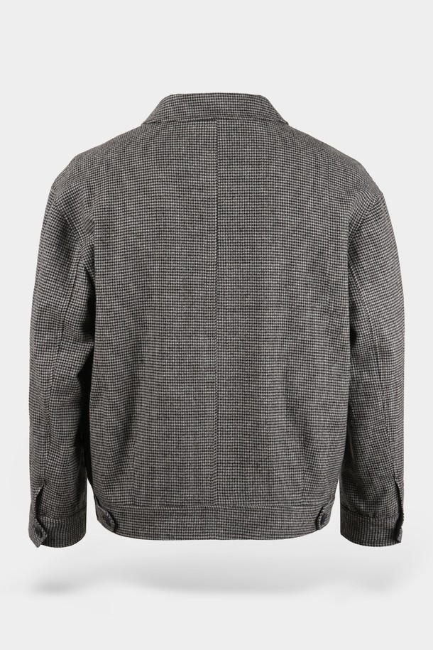 헤리티지 하운드투스 블루종 재킷은 가을과 겨울, 당신의 품격을 높여줄 남성용 아우터입니다. 톤 다운된 그레이 컬러와 클래식한 하운드투스 패턴이 세련된 인상을 주며, 레귤러 핏으로 제작되어 편안한 착용감을 선사합니다. 울 소재의 두꺼운 두께감으로 보온성을 높였으며, 뻣뻣한 촉감이 고급스러운 분위기를 더합니다. 버튼 여밈 방식과 플랩 포켓 디테일이 돋보이는 블루종 스타일로, 출근룩, 비즈니스 캐주얼, 모임룩 등 다양한 TPO에 활용 가능합니다.
