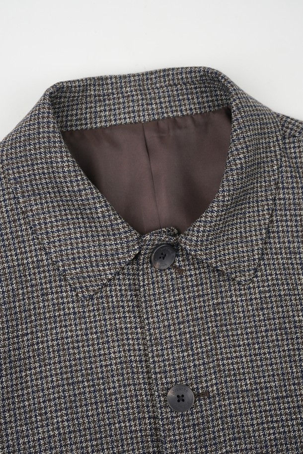 헤리티지 하운드투스 블루종 재킷은 남성용 아우터로, 가을과 겨울에 착용하기 좋습니다. 클래식한 무드의 그레이 컬러 하운드투스 패턴이 돋보이며, 울 소재로 제작되어 두꺼운 두께감과 뻣뻣한 촉감을 선사합니다. 싱글 버튼 여밈과 크롭 기장의 레귤러핏 디자인으로, 출근룩, 비즈니스 캐주얼, 모임룩 등 다양한 TPO에 활용 가능합니다. 미니멀하고 시크한 스타일을 연출하기에 적합하며, 포켓 디테일이 특징입니다.
