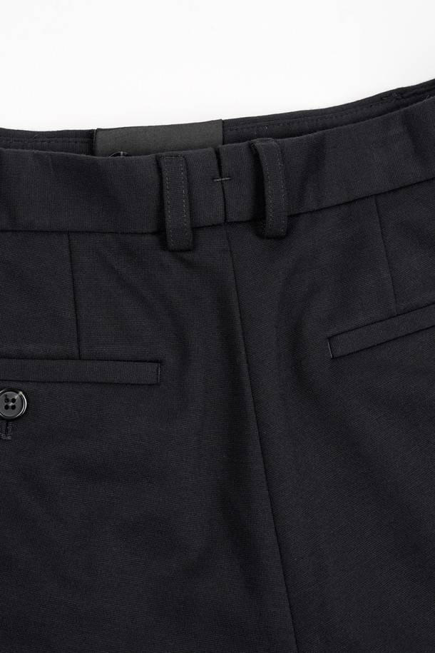 **컴포트 스트레치 S.R핏 셋업 슬랙스**는 남성용 슬랙스로, 베이직하고 클래식한 스타일을 추구합니다. 봄, 가을에 적합하며, 슬림핏으로 떨어지는 긴 기장의 바지입니다. 부드러운 촉감의 폴리에스테르 소재로 제작되어 편안한 착용감을 선사하며, 스트레치 기능으로 활동성을 높였습니다. 오피스룩, 비즈니스 캐주얼, 출근룩 등 다양한 TPO에 활용 가능하며, 미니멀한 스타일 연출에 용이합니다. 블랙 색상의 무지 디자인으로 어떤 상의에도 쉽게 매치할 수 있어 실용적입니다.
