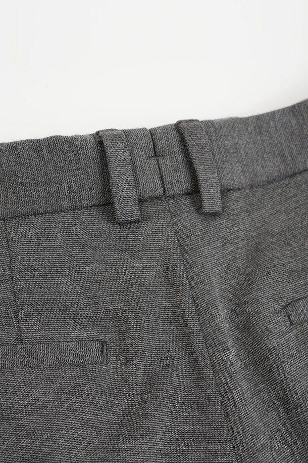 **컴포트 스트레치 S.R핏 셋업 슬랙스**는 남성용 슬랙스로, 미니멀하고 베이직한 스타일을 추구합니다. 봄, 가을에 착용하기 적합하며, 출근룩과 비즈니스 캐주얼에 잘 어울립니다. 부드러운 촉감의 폴리에스테르 소재로 제작되어 편안한 착용감을 제공하며, 레귤러핏으로 제작되었습니다. 얇은 두께에 스트레치 기능까지 더해져 활동성을 높였습니다. 무지 디자인으로 다양한 상의와 손쉽게 매치할 수 있는 실용적인 아이템입니다.
