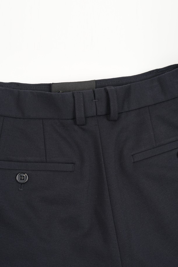 컴포트 스트레치 S.R핏 셋업 슬랙스는 남성용 슬랙스로, 베이직하고 클래식한 스타일을 추구합니다. 네이비 색상의 긴 기장 슬랙스로, 사계절 착용 가능하며 부드러운 촉감의 폴리에스테르 소재로 제작되었습니다. 슬림핏 디자인에 스트레치 기능이 더해져 편안한 착용감을 선사하며, 무지 패턴으로 미니멀하고 시크한 스타일을 연출합니다. 오피스룩, 비즈니스 캐주얼, 데이트룩 등 다양한 상황에 잘 어울립니다.
