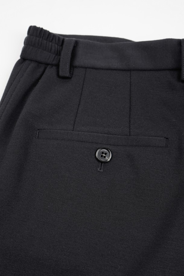 **컴포트 스트레치 R.C핏 셋업 슬랙스**는 남성용 바지로, 베이직하고 미니멀한 스타일을 추구합니다. 사계절 모두 착용 가능하며, 출근룩과 비즈니스 캐주얼에 적합하여 활용도가 높습니다. 부드러운 촉감의 폴리에스테르 소재로 제작되었으며, 레귤러핏에 긴 기장으로 편안함을 선사합니다. 밴딩 처리와 스트레치 기능으로 활동성을 높였으며, 무지 디자인의 블랙 컬러로 어떤 상의에도 쉽게 매치할 수 있습니다.
