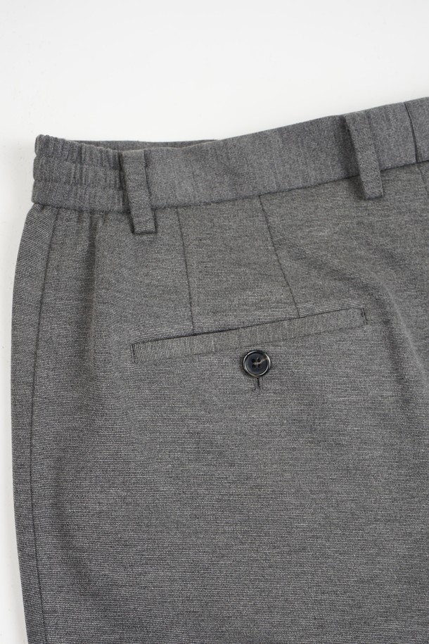 **컴포트 스트레치 R.C핏 셋업 슬랙스**는 남성용 슬랙스로, 부드러운 촉감과 얇은 두께로 편안한 착용감을 제공합니다. 봄, 가을에 적합하며, 베이직하고 캐주얼한 스타일을 연출하기 좋습니다. 레귤러핏으로 제작되었으며, 스트레치 기능과 밴딩 처리로 활동성을 높였습니다. 출근룩이나 비즈니스 캐주얼에 활용하기 좋으며, 캐주얼, 미니멀, 클래식 스타일을 선호하는 분들께 추천합니다. 무지 디자인의 그레이 컬러로 다양한 상의와 손쉽게 매치할 수 있습니다.
