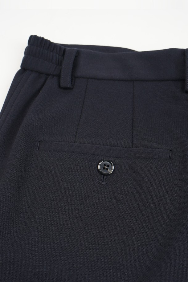 **컴포트 스트레치 R.C핏 셋업 슬랙스**는 남성용 바지로, 미니멀하고 베이직한 스타일을 추구하는 분들께 적합합니다. 네이비 색상의 긴 바지이며, 봄, 여름, 가을 계절에 착용하기 좋습니다. 폴리에스터 소재로 제작되어 부드러운 촉감을 제공하며, 레귤러 핏으로 편안하게 착용할 수 있습니다. 얇은 두께감과 스트레치 기능으로 활동성을 높였으며, 밴딩 처리로 허리 부분의 편안함까지 더했습니다. 출근룩과 비즈니스 캐주얼은 물론, 미니멀, 클래식, 캐주얼 스타일을 즐겨 입는 분들께 추천합니다.
