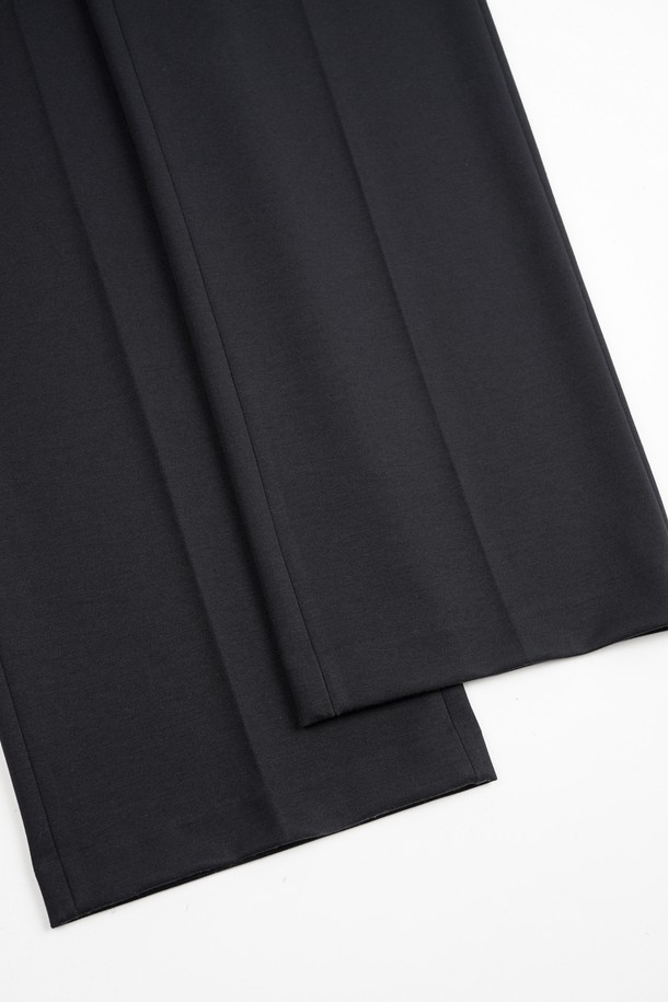 미니멀하고 시크한 스타일을 연출하는 남성용 컴포트 스트레치 S.L핏 셋업 슬랙스입니다. 부드러운 촉감의 폴리에스테르 소재로 제작되어 편안한 착용감을 선사하며, 봄, 가을 시즌에 적합합니다. 슬림핏 디자인과 무지 패턴, 블랙 컬러로 어떤 상의와도 매치하기 용이하며, 오피스룩, 비즈니스 캐주얼, 출근룩 등 TPO에 맞춰 활용할 수 있습니다. 얇은 두께감과 스트레치 기능으로 활동성을 높여줍니다. 밴딩이 없어 깔끔한 핏을 유지합니다.
