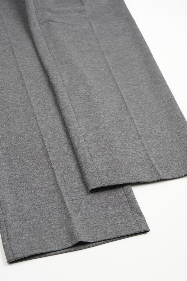 미니멀하고 세련된 스타일의 남성용 컴포트 스트레치 S.L핏 셋업 슬랙스입니다. 부드러운 촉감의 폴리에스테르 소재로 제작되어 편안한 착용감을 선사하며, 봄, 가을 시즌에 적합합니다. 슬림핏 디자인과 무지 패턴, 그레이 컬러로 어떤 상의와도 잘 어울려 출근룩 또는 비즈니스 캐주얼 스타일을 연출하기 좋습니다. 스트레치 기능이 있어 활동성을 높였으며 밴딩 없이 깔끔한 핏을 유지합니다. 클래식한 무드를 살려 데일리룩으로 활용해보세요.
