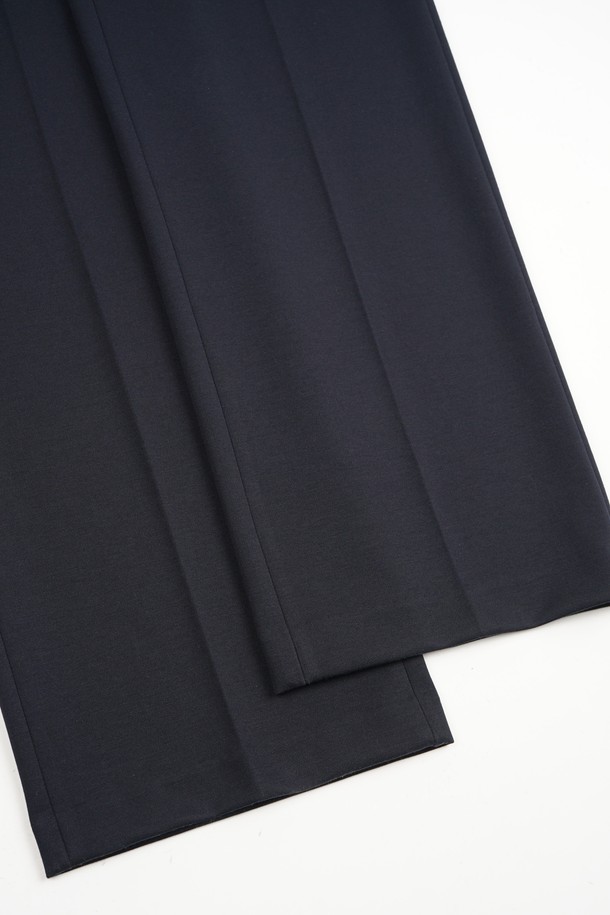 컴포트 스트레치 S.L핏 셋업 슬랙스는 남성용 슬랙스로, 미니멀하고 클래식한 스타일을 추구하는 분들께 적합합니다. 네이비 컬러의 무지 디자인으로, 오피스룩, 비즈니스 캐주얼, 출근룩 등 다양한 TPO에 활용 가능합니다. 폴리에스테르 소재로 제작되어 부드러운 촉감을 제공하며, 봄, 여름, 가을 세 계절에 걸쳐 착용하기 좋습니다. 슬림핏과 얇은 두께, 스트레치 기능으로 편안한 착용감을 선사합니다. 밴딩 처리가 없는 디자인으로 깔끔한 실루엣을 연출합니다.
