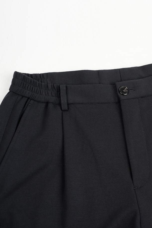 컴포트 스트레치 C.L핏 셋업 슬랙스는 베이직하고 클래식한 스타일을 추구하는 남성 고객을 위한 슬랙스입니다. 사계절 모두 착용 가능하며, 일상복, 오피스룩, 비즈니스 캐주얼, 출근룩 등 다양한 TPO에 활용할 수 있습니다. 부드러운 촉감의 폴리에스테르 소재로 제작되었으며, 레귤러핏 디자인으로 편안한 착용감을 제공합니다. 스트레치 기능이 더해져 활동성을 높였으며, 블랙 컬러의 무지 디자인으로 미니멀하고 시크한 스타일을 연출할 수 있습니다. 
