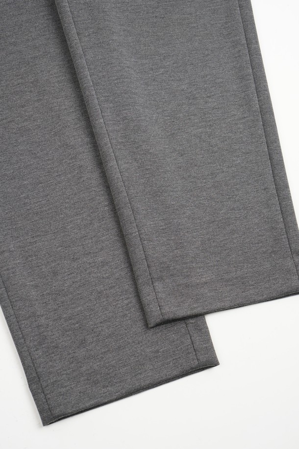 **컴포트 스트레치 C.L핏 셋업 슬랙스**는 남성용 슬랙스로, 일상, 오피스룩, 비즈니스 캐주얼, 출근룩에 적합합니다. 봄, 가을에 착용하기 좋으며, 클래식, 미니멀, 시크한 스타일을 연출할 수 있습니다. 레귤러핏으로 편안하게 착용 가능하며, 부드러운 촉감의 폴리에스테르 소재로 제작되었습니다. 무지(無地) 디자인에 밴딩이 없어 깔끔한 핏을 선사하며, 스트레치 기능으로 활동성을 높였습니다. 긴 기장의 슬랙스로 다양한 상의와 매치하여 스타일리시한 룩을 완성해보세요.