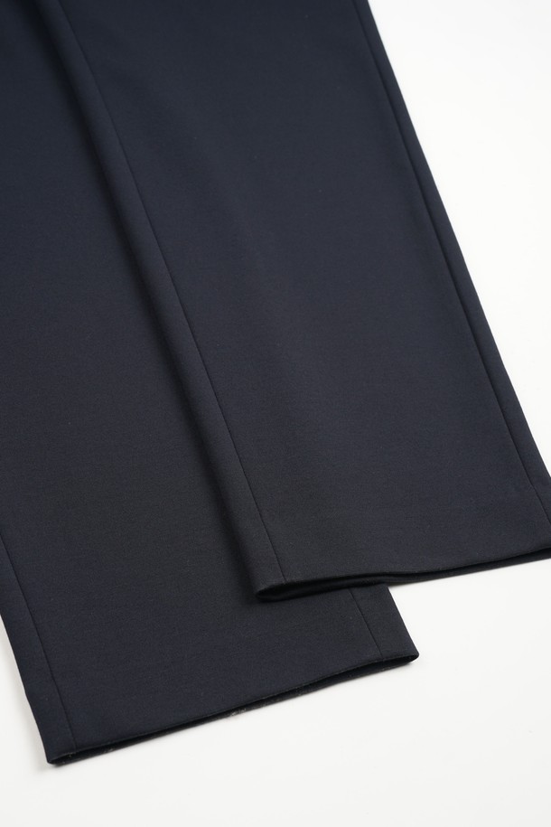 컴포트 스트레치 C.L핏 셋업 슬랙스는 남성용 슬랙스로, 네이비 컬러의 베이직하고 클래식한 스타일을 연출합니다. 사계절 착용 가능하며, 레귤러핏 디자인과 부드러운 촉감의 폴리에스테르 소재로 편안함을 선사합니다. 스트레치 기능으로 활동성을 높였으며, 오피스룩, 비즈니스 캐주얼, 출근룩 등 다양한 TPO에 활용 가능합니다. 미니멀한 디자인으로 깔끔한 스타일을 완성할 수 있습니다.
