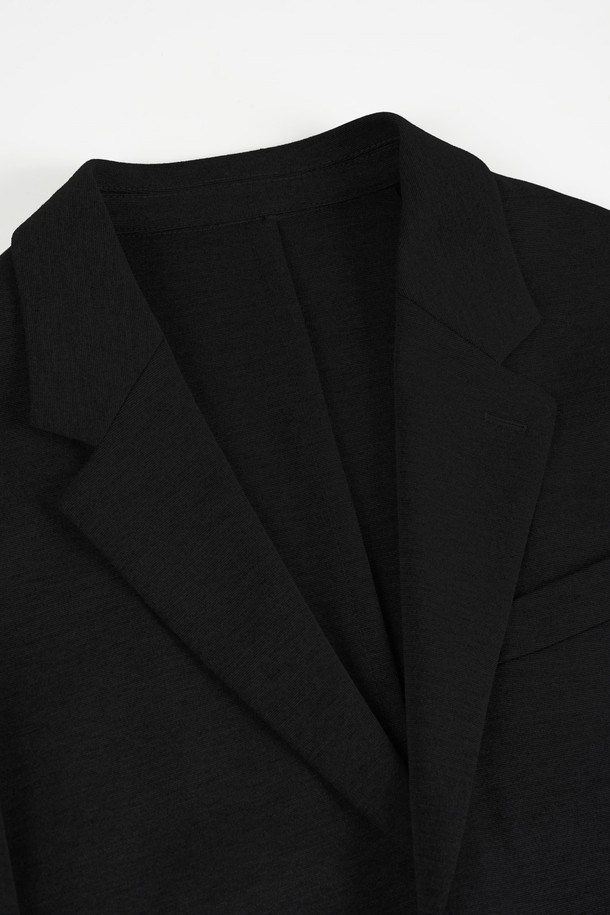 컴포트 스트레치 셋업 블레이저 재킷은 남녀 모두 착용 가능한 블랙 컬러의 블레이저입니다. 봄, 가을에 적합하며, 일상과 오피스룩 모두 소화 가능한 활용도가 높은 아이템입니다. 클래식하고 미니멀한 스타일을 추구하는 분들께 추천하며, 부드러운 촉감의 폴리에스테르와 스판덱스 혼방 소재로 제작되어 편안한 착용감을 선사합니다. 셋업으로 구성되어 있어 간편하게 스타일링할 수 있으며, 싱글 버튼, 레귤러 기장, 컴포트 핏으로 디자인되었습니다.
