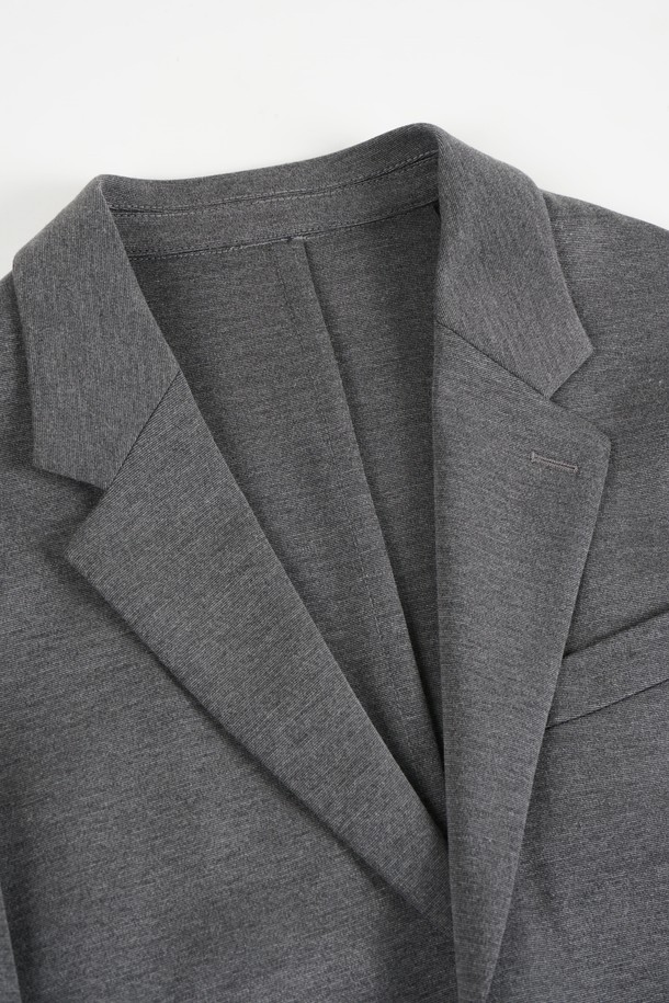 그레이 컬러의 컴포트 스트레치 셋업 블레이저 재킷입니다. 폴리에스테르와 스판덱스 혼방 소재로 제작되어 부드러운 촉감과 편안한 착용감을 제공합니다. 봄, 가을 시즌에 적합하며, 일상 및 오피스룩, 비즈니스 캐주얼, 출근룩 등 다양한 TPO에 활용할 수 있습니다. 클래식하고 베이직한 스타일에 컴포트 핏, 싱글 버튼 여밈, 레귤러 기장으로 디자인되었습니다. 스트레치 기능이 더해져 활동성을 높인 남성용 블레이저입니다.
