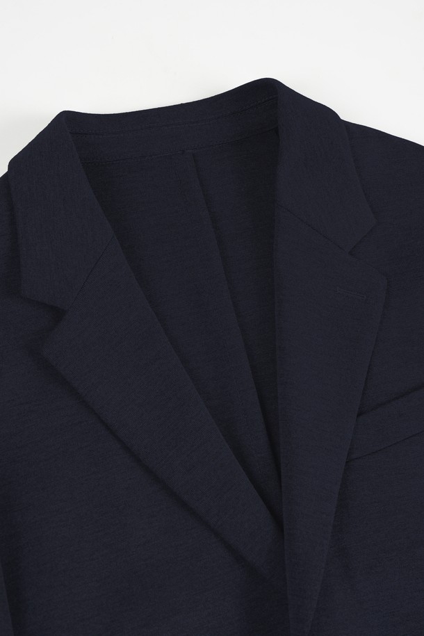 **컴포트 스트레치 셋업 블레이저 재킷**은 남성용 아우터로, 일상과 비즈니스룩에 모두 어울리는 활용도 높은 아이템입니다. 블랙, 네이비 두 가지 색상으로 제공되며, 봄, 가을 시즌에 착용하기 좋습니다. 미니멀하고 클래식한 스타일을 추구하며, 싱글 버튼 여밈과 컴포트핏으로 편안한 착용감을 선사합니다. 폴리에스테르와 스판덱스 혼방 소재로 제작되어 부드러운 촉감과 스트레치 기능을 제공합니다. 오피스룩, 비즈니스 캐주얼, 출근룩 등 다양한 TPO에 시크하게 매치할 수 있는 블레이저 재킷입니다.
