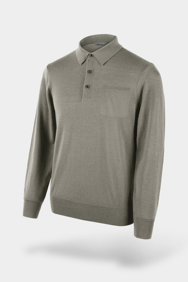 **워셔블 코튼 포켓 카라 니트**는 부드러운 촉감의 면 소재로 제작되어 편안한 착용감을 선사합니다. 베이직하고 캐주얼한 스타일로, 일상에서 폭넓게 활용하기 좋습니다. 레귤러 핏에 긴 소매 기장, 카라넥 디자인으로 깔끔한 느낌을 주며, 실용적인 포켓 디테일이 돋보입니다. 봄, 가을 간절기에 활용하기 좋으며, 관리가 용이한 워셔블 기능으로 실용성을 더했습니다. 차분한 그레이 컬러로 다양한 하의와 매치하여 미니멀하고 클래식한 스타일을 연출해보세요.
