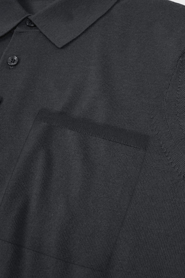 베이직하고 캐주얼한 스타일의 워셔블 코튼 포켓 카라 니트입니다. 봄, 가을에 적합하며, 부드러운 촉감의 면 소재로 제작되어 편안한 착용감을 선사합니다. 레귤러핏과 긴소매 디자인으로, 일상복뿐만 아니라 출근룩이나 비즈니스 캐주얼에도 활용하기 좋습니다. 깔끔한 무지 디자인에 포켓 디테일이 더해져 실용성을 높였으며, 워셔블 기능으로 관리가 용이합니다. 블랙 컬러로 어떤 스타일에도 쉽게 매치할 수 있는 미니멀하고 클래식한 아이템입니다.
