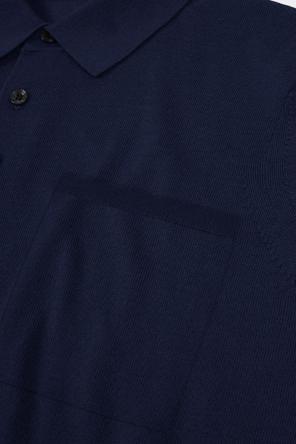 **워셔블 코튼 포켓 카라 니트**는 부드러운 촉감의 면 소재로 제작되어 봄, 가을에 착용하기 좋은 긴소매 니트입니다. 네이비 컬러의 무지 디자인에 레귤러핏으로 제작되어 베이직하면서도 캐주얼한 스타일을 연출합니다. 카라넥 디자인과 포켓 디테일이 포인트로, 출근룩이나 비즈니스 캐주얼에도 활용 가능합니다. 워셔블 기능으로 편안하게 관리할 수 있으며, 캐주얼, 미니멀, 클래식 스타일을 즐겨 입는 분들께 추천합니다.
