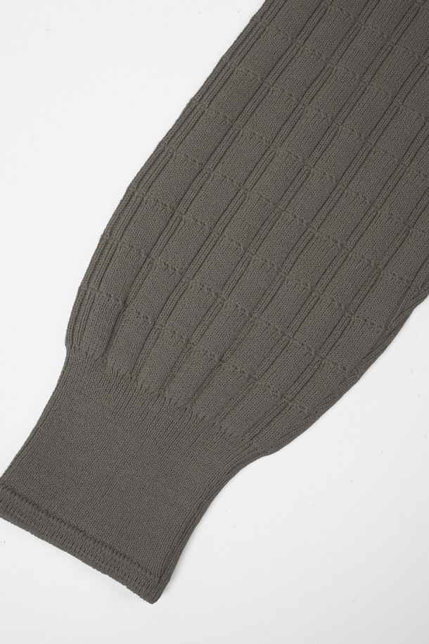 부드러운 촉감의 워셔블 코튼 소재로 제작된 여성용 스퀘어 라운드 니트입니다. 베이직하고 미니멀한 디자인으로, 봄, 가을 시즌에 활용하기 좋습니다. 얇은 두께감과 레귤러핏으로 편안하게 착용 가능하며, 카키 및 올리브 컬러로 출시되었습니다. 긴소매와 골지 패턴이 특징이며, 라운드넥 디자인으로 어떤 스타일에도 잘 어울립니다. 손쉽게 물세탁이 가능하여 실용적입니다.
