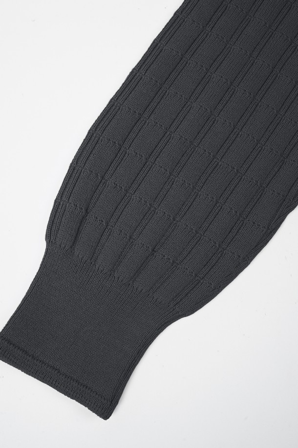 워셔블 코튼 스퀘어 라운드 니트는 부드러운 촉감의 면 소재로 제작되어 편안한 착용감을 선사합니다. 차콜 그레이 컬러의 베이직하고 미니멀한 디자인은 다양한 스타일과 쉽게 매치할 수 있으며, 크롭 기장과 레귤러 핏으로 세련된 실루엣을 연출합니다. 긴 소매와 라운드넥 디자인은 간절기부터 초봄까지 활용하기 좋으며, 골지 패턴이 은은한 포인트를 더합니다. 워셔블 기능으로 관리가 용이하여, 출근룩은 물론 일상에서도 부담 없이 즐겨 입을 수 있습니다.
