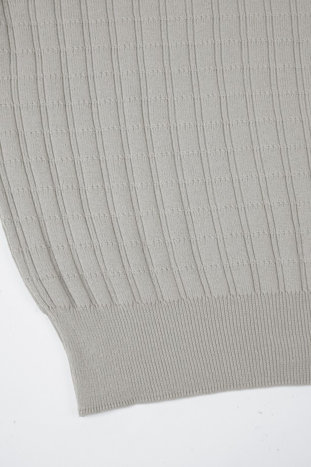 워셔블 코튼 스퀘어 라운드 니트는 베이직하고 미니멀한 스타일을 추구하는 분들을 위한 아이템입니다. 부드러운 촉감의 면 소재로 제작되어 봄, 가을에 편안하게 착용할 수 있으며, 얇은 두께감으로 간절기에도 활용도가 높습니다. 레귤러핏에 긴소매, 라운드넥 디자인으로 어떤 옷에도 쉽게 매치할 수 있어 출근룩, 데이트룩 등 다양한 TPO에 활용 가능합니다. 골지 패턴으로 은은한 포인트를 더했으며, 워셔블 기능으로 관리 또한 용이합니다. 그레이 컬러로 세련된 분위기를 연출해보세요.
