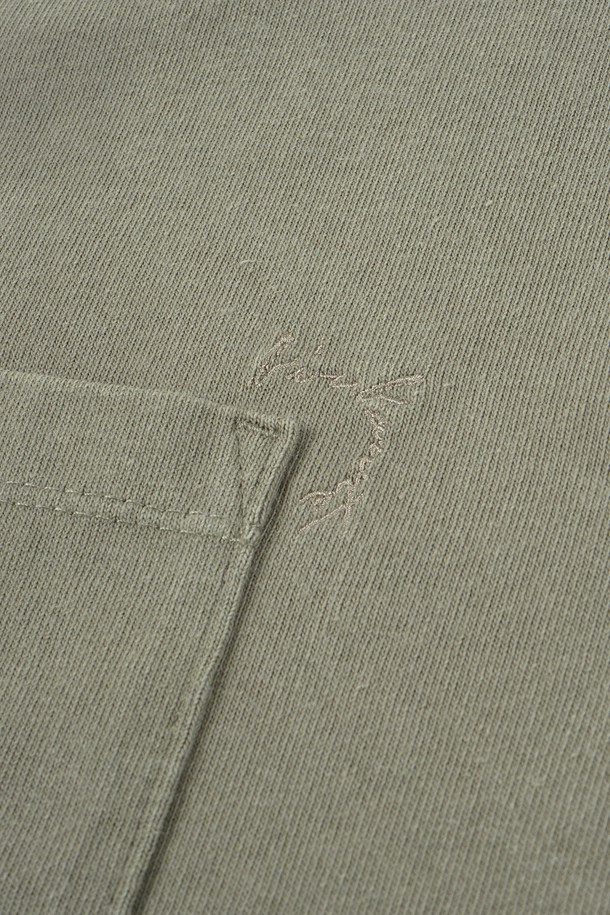 부드러운 면 소재로 제작되어 편안한 착용감을 선사하는 워시드 포켓 롱슬리브 티셔츠입니다. 카키와 올리브 두 가지 색상으로 출시되어, 일상생활에서 캐주얼하고 미니멀한 스타일을 연출하기 좋습니다. 봄, 가을 간절기에 활용하기 좋으며, 레귤러핏으로 제작되어 편안한 활동성을 제공합니다. 가슴 포켓 디테일과 워싱 가공으로 빈티지한 무드를 더했으며, 산책이나 캠핑 등 다양한 TPO에 활용할 수 있습니다.
