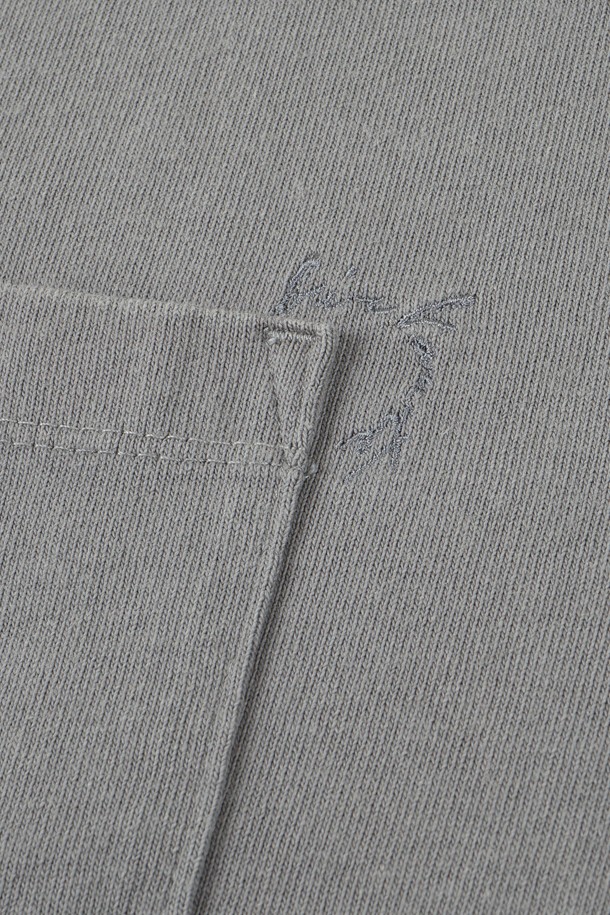 부드러운 면 소재의 워시드 포켓 롱슬리브 티셔츠입니다. 베이직하고 캐주얼한 스타일로 봄, 가을 간절기에 활용하기 좋습니다. 레귤러 핏에 라운드넥 디자인으로 편안한 착용감을 선사하며, 얇은 두께감으로 가볍게 즐겨 입을 수 있습니다. 그레이 컬러의 무지 디자인에 포켓 디테일이 더해져 실용성을 높였습니다. 캐주얼, 미니멀, 클래식 스타일을 즐겨 입는 분들께 추천합니다.
