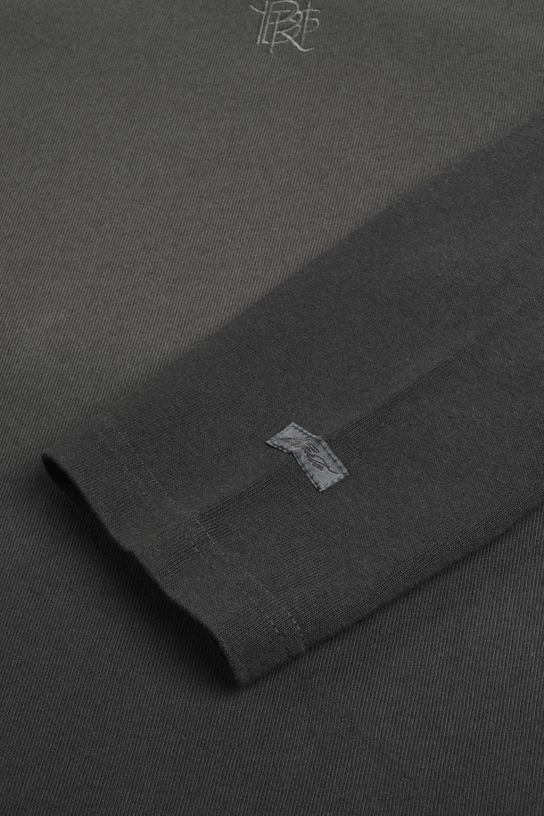 그라데이션 롱슬리브 티셔츠는 부드러운 면 소재로 제작되어 편안한 착용감을 선사합니다. 봄, 가을 시즌에 적합하며, 레귤러핏 디자인과 라운드넥으로 제작되어 베이직하면서도 미니멀, 캐주얼, 클래식 스타일을 연출하기 좋습니다. 은은한 그라데이션 컬러가 돋보이며, 긴 소매와 얇은 두께감으로 간절기 레이어드룩에 활용하기 좋습니다. 일상복으로 활용하기 좋은 디자인입니다.
