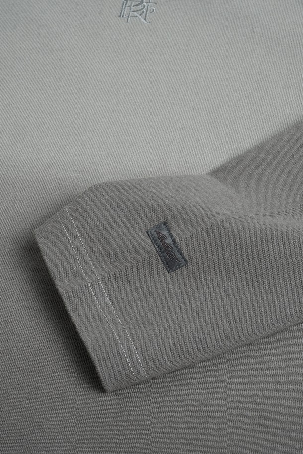 그라데이션 롱슬리브 티셔츠는 미니멀하고 캐주얼한 스타일을 추구하는 분들을 위한 필수 아이템입니다. 부드러운 면 소재로 제작되어 편안한 착용감을 선사하며, 봄, 가을에 적합합니다. 얇은 두께감으로 제작되어 레이어드하기 좋으며, 레귤러핏으로 제작되어 부담 없이 착용할 수 있습니다. 그레이와 블랙 두 가지 컬러로 출시되어, 어떤 스타일에도 쉽게 매치할 수 있습니다. 옴브레 디자인의 그라데이션 패턴이 특징이며, 라운드넥과 긴소매 디자인으로 시각적인 포인트를 더했습니다.
