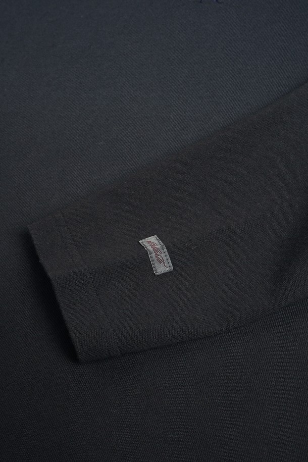 부드러운 면 소재로 제작되어 편안한 착용감을 선사하는 그라데이션 롱슬리브 티셔츠입니다. 베이직한 디자인에 블랙 컬러가 시크한 매력을 더하며, 루즈핏 크롭 기장으로 트렌디한 스타일을 연출합니다. 얇은 두께감과 긴 소매 기장으로 봄, 가을 시즌에 활용하기 좋으며, 산책룩이나 집콕룩 등 다양한 TPO에 매치할 수 있습니다. 라운드넥 디자인으로 어떤 스타일에도 잘 어울리며, 캐주얼하고 미니멀한 무드를 선호하는 분들께 추천합니다. 무지 패턴으로 심플함을 강조하여 데일리 아이템으로 활용하기 좋습니다.
