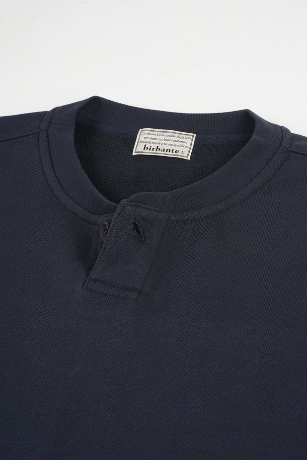 **원버튼 헨리넥 맨투맨**은 베이직하고 캐주얼한 스타일을 연출하는 데 적합한 상의입니다. 네이비 컬러의 무지 디자인으로, 봄, 가을 간절기에 활용하기 좋습니다. 부드러운 면 소재로 제작되어 편안한 착용감을 선사하며, 레귤러핏으로 제작되어 누구나 부담 없이 소화할 수 있습니다. 헨리넥 디자인과 원버튼 디테일이 포인트로, 출근룩이나 데이트룩과 같이 다양한 TPO에 활용 가능합니다. 캐주얼, 미니멀, 클래식 스타일을 즐겨 입는 분들께 추천합니다.
