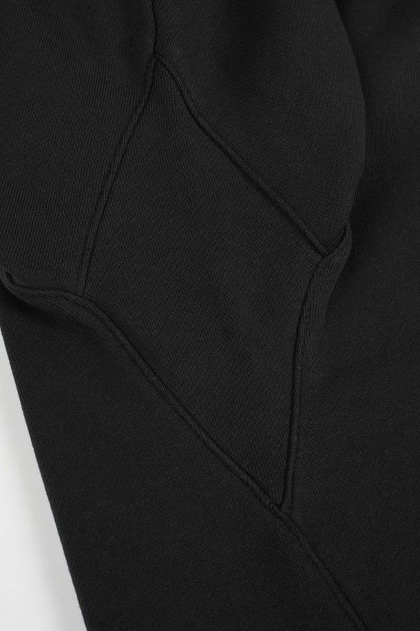 시그니처 크루넥 맨투맨은 남녀 공용으로 착용 가능한 베이직하고 캐주얼한 스타일의 상의입니다. 부드러운 촉감의 면 소재로 제작되어 봄, 가을, 겨울 세 계절 모두 활용 가능하며, 두꺼운 두께감으로 포근함을 더했습니다. 레귤러핏에 라운드넥 디자인, 무지 패턴의 블랙 컬러로 어떤 옷에도 쉽게 매치할 수 있습니다. 긴 소매 기장의 레귤러 기장 맨투맨으로, 미니멀하고 클래식한 스타일을 연출하기 좋습니다.
