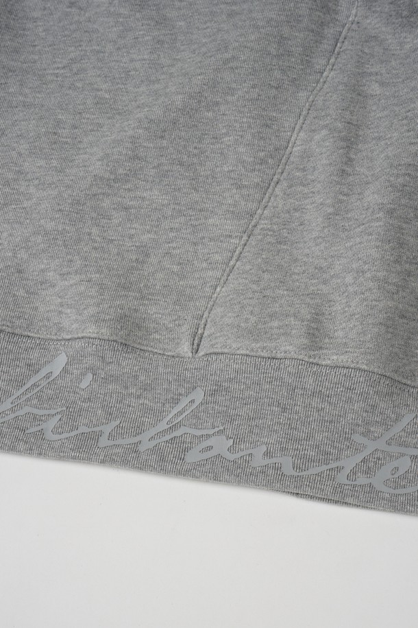 시그니처 크루넥 맨투맨은 공용으로 착용 가능한 상의입니다. 베이직하고 미니멀한 스타일로, 일상복으로 활용하기 좋습니다. 부드러운 면 소재로 제작되어 편안한 착용감을 선사하며, 두꺼운 두께감으로 봄, 가을, 겨울 세 계절 모두 따뜻하게 입을 수 있습니다. 레귤러핏에 라운드넥 디자인, 긴 소매 기장으로 클래식하고 캐주얼한 느낌을 줍니다. 무지 디자인의 그레이 컬러로 어떤 스타일에도 쉽게 매치할 수 있는 아이템입니다.
