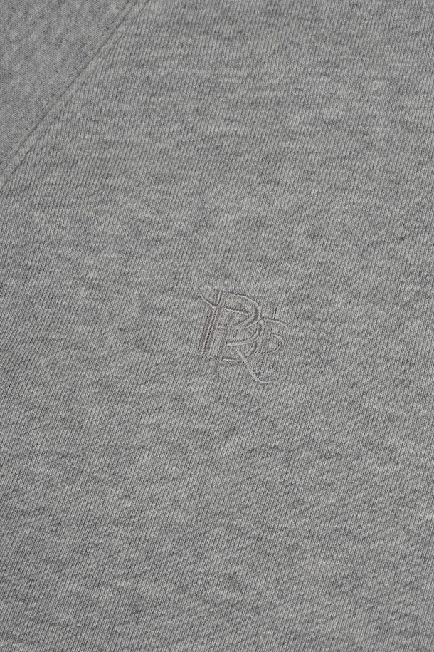 부드러운 면 소재로 제작되어 편안한 착용감을 선사하는 브이넥 스웨트 가디건입니다. 베이직하고 캐주얼한 스타일로, 일상생활은 물론 출근룩과 모임룩에도 활용하기 좋습니다. 크롭 기장과 레귤러핏으로 트렌디한 실루엣을 연출하며, 두꺼운 두께감으로 간절기에 따뜻하게 입을 수 있습니다. 무지 디자인에 긴 소매, 포켓 디테일, 버튼 여밈 방식으로 실용성을 더했습니다. 그레이 컬러로 다양한 스타일과 쉽게 매치할 수 있는 활용도 높은 아이템입니다.
