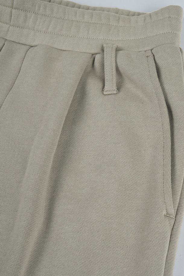 C.L핏 원턱 스웨트 팬츠는 편안한 착용감과 스타일리시함을 동시에 잡은 공용 스웨트 팬츠입니다. 부드러운 면 소재로 제작되어 쾌적한 착용감을 선사하며, 레귤러핏으로 누구나 부담 없이 즐길 수 있습니다. 카키, 올리브 두 가지의 베이직한 컬러로 출시되어 다양한 상의와 매치하기 용이합니다. 봄, 가을 시즌에 산책룩, 집콕룩 등 캐주얼하고 미니멀한 스타일을 연출하기 좋습니다. 허리 밴딩과 원턱 디테일로 편안함과 활동성을 더했습니다.
