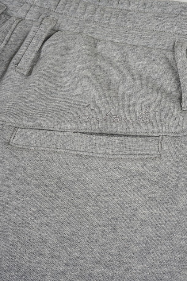 C.L핏 원턱 스웨트 팬츠는 캐주얼과 스포티한 스타일을 모두 아우르는 공용 스웨트 팬츠입니다. 부드러운 면 소재로 제작되어 봄, 가을 시즌에 편안하게 착용하기 좋습니다. 허리 밴딩과 원턱 디테일이 편안한 착용감을 선사하며, 레귤러핏으로 제작되어 다리가 더욱 슬림해 보이는 효과를 줍니다. 일상생활은 물론 산책이나 집콕 시 편안한 활동성을 보장하며, 미니멀한 디자인으로 다양한 상의와 매치하기 용이합니다. 그레이 컬러의 무지 디자인으로 어떤 스타일에도 쉽게 코디할 수 있습니다.
