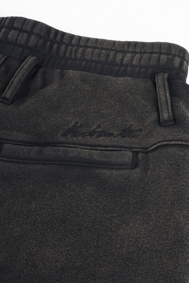 가먼트 워싱 처리로 자연스러운 멋을 더한 C.L핏 원턱 스웨트 팬츠입니다. 부드러운 면 소재로 제작되어 편안한 착용감을 선사하며, 레귤러핏으로 제작되어 캐주얼하고 미니멀한 스타일을 연출합니다. 넉넉한 두께감으로 간절기부터 초겨울까지 활용 가능하며, 밴딩 허리 디자인으로 활동성을 높였습니다. 무지 디자인과 블랙 컬러로 어떤 상의와도 쉽게 매치하여 데일리룩을 완성할 수 있습니다. 남성 고객분들께 추천하는 활용도 높은 스웨트 팬츠입니다.
