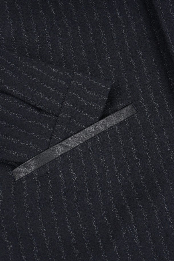 네이비 컬러의 울 블렌드 레더 카라 블루종 재킷입니다. 가을, 겨울 시즌에 어울리는 두꺼운 두께감으로, 클래식과 캐주얼 스타일을 모두 소화할 수 있습니다. 레귤러핏으로 제작되었으며, 집업 방식으로 편안하게 착용할 수 있습니다. 데이트룩, 출근룩 등 다양한 TPO에 활용 가능하며, 스트라이프 패턴이 은은한 포인트를 더합니다. 클래식, 캐주얼, 미니멀 스타일을 즐겨 입는 남성분들께 추천합니다.
