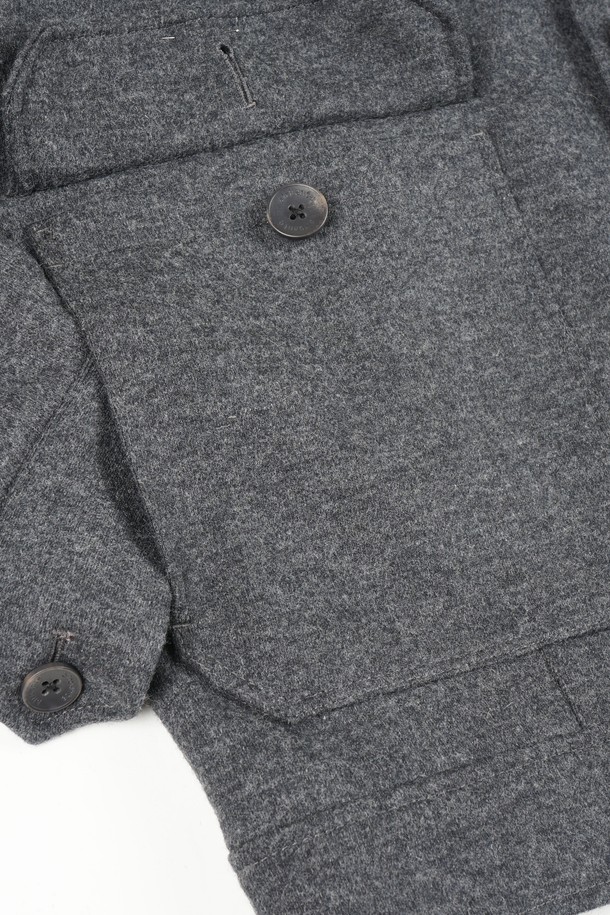 울 블렌드 블루종 재킷은 가을, 겨울철에 착용하기 좋은 남녀 공용 아우터입니다. 두꺼운 울 소재로 제작되어 보온성이 뛰어나며, 캐주얼하고 베이직한 스타일을 연출하기 좋습니다. 무지 패턴의 그레이 컬러는 어떤 옷에도 잘 어울리며, 레귤러핏 디자인으로 편안한 착용감을 제공합니다. 버튼 여밈 방식과 긴소매, 포켓 디테일이 돋보이는 크롭 기장의 블루종으로, 캐주얼, 클래식, 미니멀 스타일을 모두 소화할 수 있습니다.
