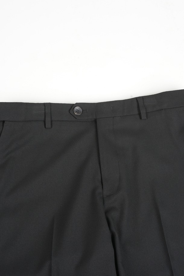 **웜 스판 S.L핏 히든 밴딩 슬랙스**는 남성용 슬랙스로, 미니멀하고 시크한 스타일을 연출합니다. 얇고 부드러운 웜스판 소재로 제작되어 봄, 가을에 편안하게 착용 가능하며, 슬림핏 디자인으로 깔끔한 실루엣을 선사합니다. 히든 밴딩 처리로 허리 부분의 편안함을 더했으며, 무지 패턴으로 어떤 상의와도 매치하기 용이합니다. 오피스룩, 비즈니스 캐주얼, 데이트룩 등 다양한 TPO에 활용할 수 있는 실용적인 아이템입니다.
