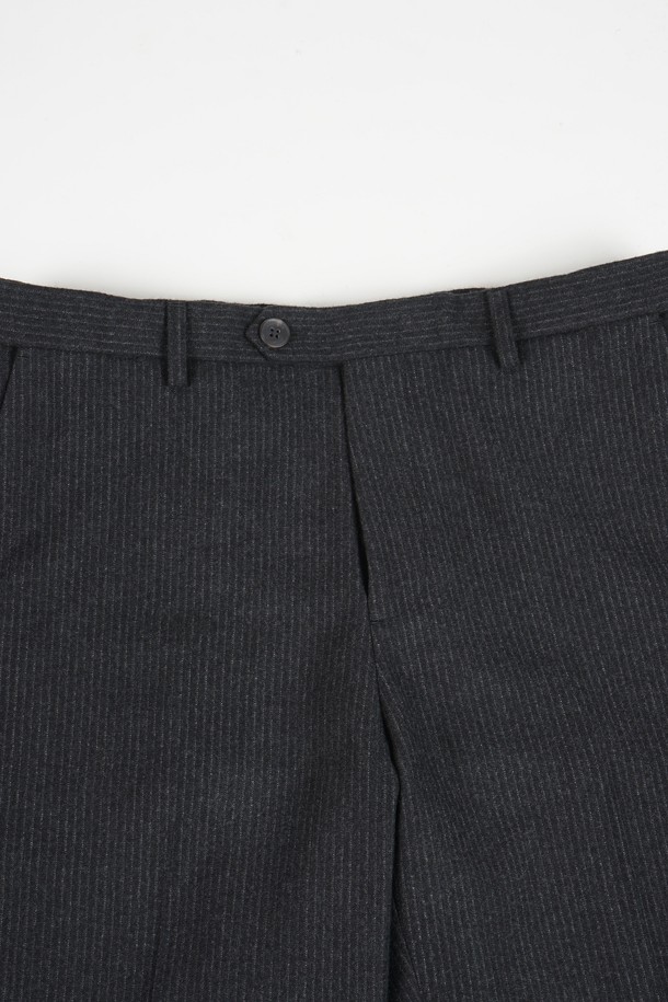 부드러운 촉감의 웜 스판 소재로 제작되어 편안한 착용감을 선사하는 남성용 슬랙스입니다. 베이직하고 미니멀한 디자인으로 다양한 스타일 연출에 활용하기 좋습니다. 히든 밴딩 디테일로 허리 부분의 편안함을 더했으며, 슬림핏으로 깔끔한 실루엣을 연출합니다. 차콜그레이 컬러와 얇은 두께감으로 봄, 가을철에 활용하기 좋으며, 출근룩이나 비즈니스 캐주얼 스타일, 미니멀, 클래식, 캐주얼 스타일 모두 소화 가능합니다. 긴 기장으로 어떤 신발에도 잘 어울립니다.
