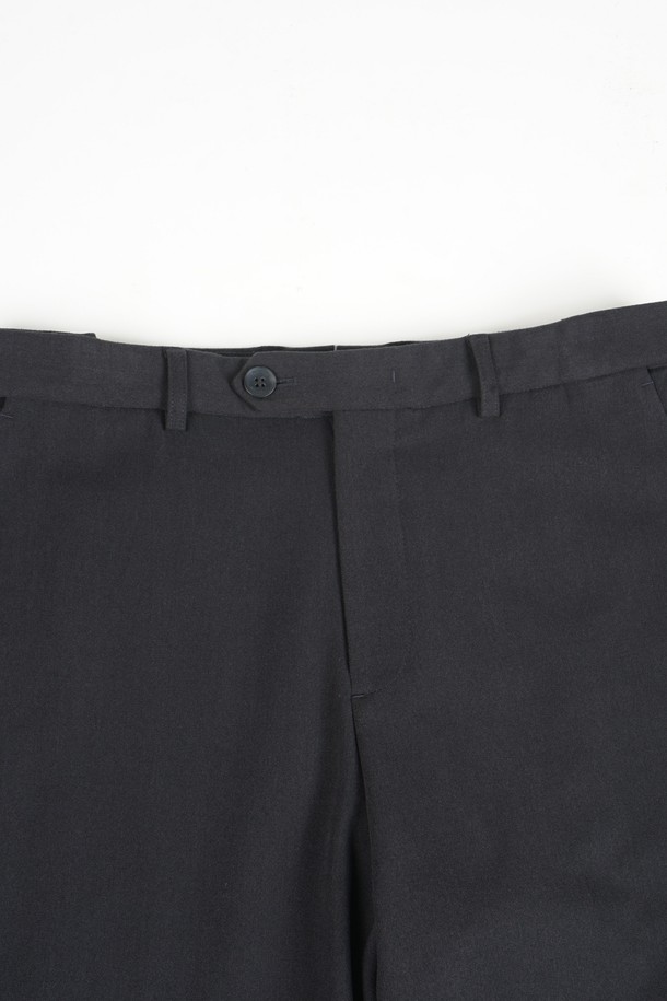 부드러운 촉감의 웜 스판 소재로 제작된 남성용 S.L핏 히든 밴딩 슬랙스입니다. 베이직하고 미니멀한 스타일로, 일상 및 캐주얼 룩에 활용하기 좋습니다. 블랙과 차콜 두 가지 색상으로 출시되어 다양한 상의와 매치하기 용이합니다. 봄, 가을, 겨울 세 계절 모두 착용 가능하며, 출근룩, 오피스룩, 비즈니스 캐주얼 등 TPO에 맞춰 클래식, 미니멀, 시크한 스타일을 연출할 수 있습니다. 슬림핏 디자인에 히든 밴딩 처리로 편안함과 세련된 핏을 동시에 잡았습니다.
