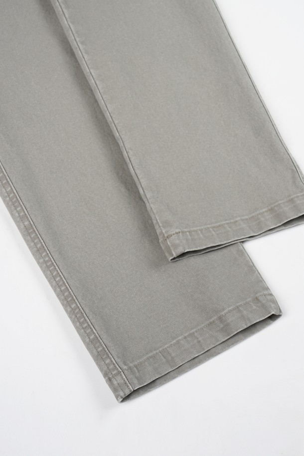 가먼트워싱 스판 R.C핏 치노 팬츠는 남성용 바지로, 캐주얼, 미니멀, 클래식 스타일을 아우르는 활용도 높은 제품입니다. 부드러운 촉감의 면과 스판덱스 혼방 소재로 제작되어 편안한 착용감을 선사하며, 봄, 가을에 적합합니다. 레귤러핏으로 제작되어 어떤 상의와도 자연스럽게 어울리며, 일상, 출근룩, 데이트룩 등 다양한 TPO에 매치하기 좋습니다. 가먼트워싱 기법으로 제작되어 자연스러운 멋을 더했으며, 무지 디자인으로 유행을 타지 않고 오래도록 즐겨 입을 수 있습니다.
