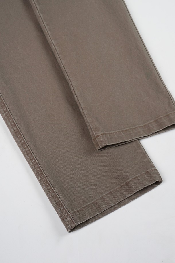 가먼트워싱 스판 R.C핏 치노 팬츠는 남성용 바지로, 캐주얼, 클래식, 미니멀 스타일을 모두 아우릅니다. 면과 스판덱스 혼방 소재로 제작되어 편안한 착용감을 제공하며, 가먼트워싱 기법으로 자연스러운 분위기를 더했습니다. 레귤러핏 디자인과 카키 컬러는 어떤 상의와도 쉽게 매치되어 출근룩이나 비즈니스 캐주얼에도 활용하기 좋습니다. 봄, 가을 시즌에 적합하며, 무지 디자인으로 유행을 타지 않고 오래도록 즐겨 입을 수 있습니다.
