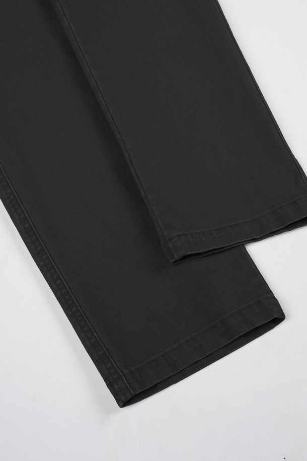 가먼트워싱 스판 R.C핏 치노 팬츠는 남성용 바지로, 캐주얼, 미니멀, 클래식 스타일을 아우르는 활용도 높은 아이템입니다. 부드러운 촉감의 면, 스판덱스 혼방 소재로 제작되어 편안한 착용감을 선사하며, 레귤러핏으로 제작되어 다리가 더욱 슬림해 보이는 효과를 줍니다. 봄, 가을에 적합하며, 출근룩, 데이트룩 등 다양한 TPO에 매치하기 좋습니다. 가먼트워싱 기법을 통해 자연스러운 주름과 빈티지한 느낌을 살린, 무지 디자인의 블랙 컬러 치노 팬츠입니다.
