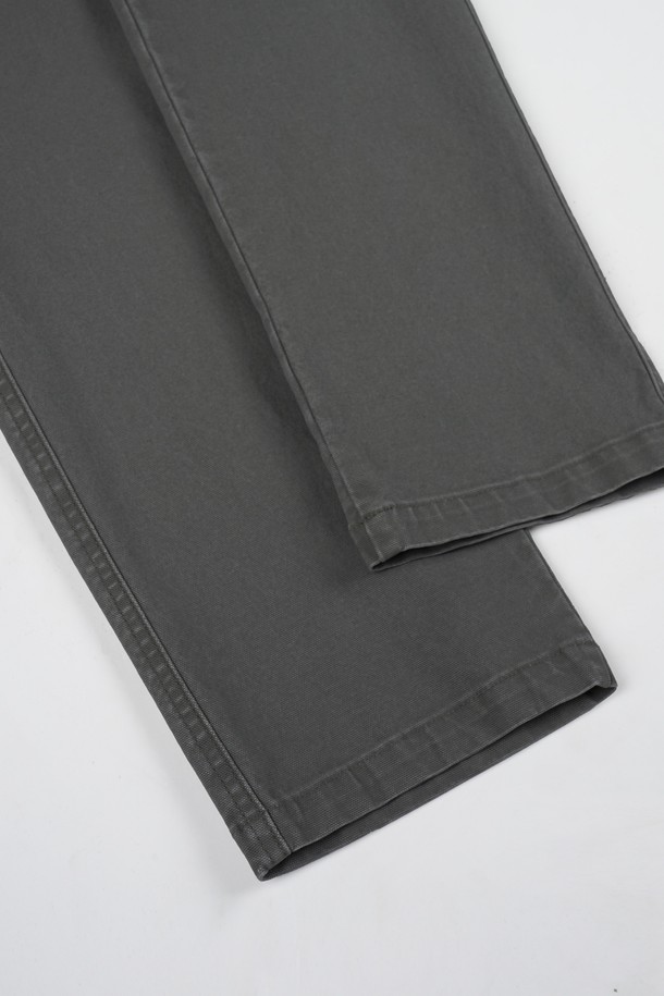 가먼트워싱 스판 R.C핏 치노 팬츠는 남성용 바지로, 부드러운 촉감의 면과 스판덱스 혼방 소재로 제작되어 편안한 착용감을 선사합니다. 봄, 가을에 적합하며, 레귤러핏 디자인과 무지 패턴으로 캐주얼하고 베이직한 스타일을 연출합니다. 가먼트워싱 기법을 통해 자연스러운 질감과 은은한 멋을 더했으며, 출근룩과 비즈니스 캐주얼, 그리고 캐주얼, 미니멀, 클래식 스타일을 즐겨 입는 분들께 추천합니다. 색상은 그레이 단일 색상으로 출시되었습니다.
