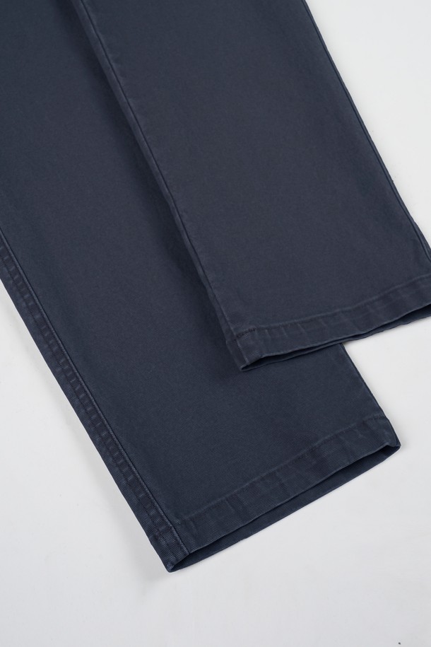 가먼트워싱 스판 R.C핏 치노 팬츠는 남성용 바지로, 베이직하고 캐주얼한 스타일을 연출합니다. 면과 스판덱스 혼방 소재로 제작되어 부드러운 촉감과 편안한 착용감을 제공하며, 봄, 여름, 가을 세 계절에 걸쳐 활용 가능합니다. 레귤러핏으로 제작되어 출근룩이나 비즈니스 캐주얼, 캐주얼, 미니멀, 클래식 스타일에도 잘 어울립니다. 가먼트워싱 기법으로 제작되어 자연스러운 멋을 더한 네이비 컬러의 무지 디자인 긴바지입니다.
