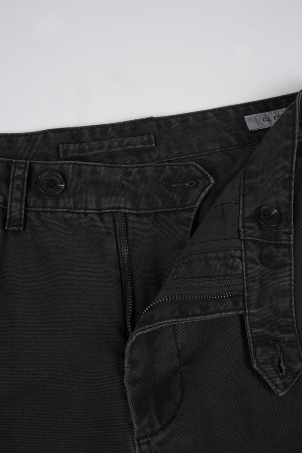 가먼트워싱 C.L핏 카고 치노 팬츠는 남성용 바지로, 캐주얼, 미니멀, 클래식 스타일을 아우릅니다. 봄, 가을에 적합하며, 일상 및 출근룩, 비즈니스 캐주얼에 활용하기 좋습니다. 면 소재의 레귤러핏 긴바지로, 무지 패턴에 카고 포켓 디테일과 가먼트워싱 처리가 돋보입니다. 블랙 컬러로 어떤 상의에도 쉽게 매치하여 베이직하면서도 세련된 스타일을 연출할 수 있습니다.
