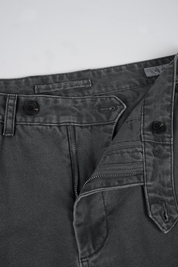 가먼트워싱 C.L핏 카고 치노 팬츠는 남성용 바지로, 캐주얼과 밀리터리 스타일을 동시에 즐길 수 있습니다. 봄, 가을에 적합하며, 일상 및 출근룩, 캠핑룩 등 다양한 TPO에 활용 가능합니다. 레귤러핏으로 편안한 착용감을 제공하며, 무지 패턴의 그레이 컬러로 어떤 상의와도 잘 어울립니다. 면 소재에 가먼트워싱 기법을 더해 부드러운 촉감과 자연스러운 멋을 살렸으며, 카고 포켓 디테일이 실용성을 더합니다.
