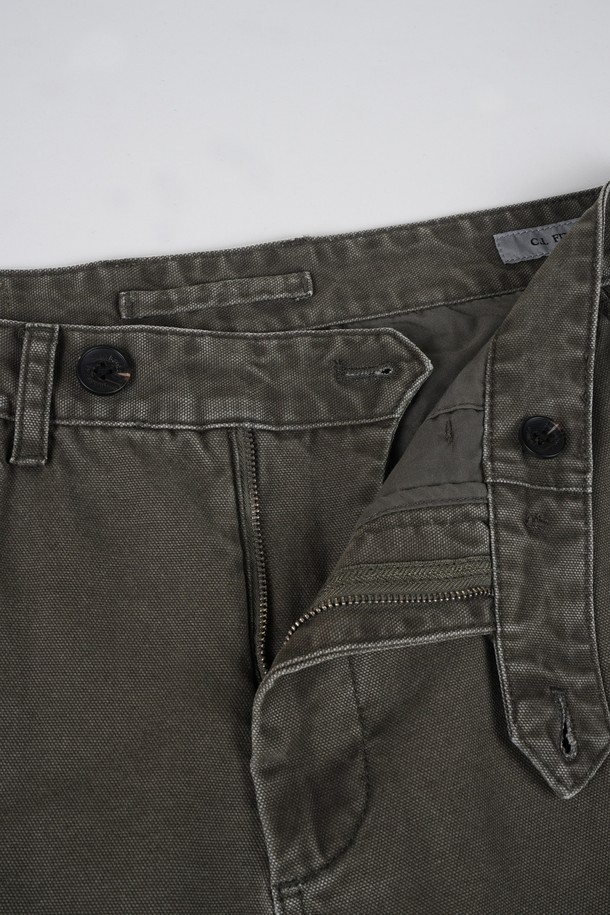 가먼트워싱 C.L핏 카고 치노 팬츠는 남성용 바지로, 캐주얼과 밀리터리 스타일을 동시에 즐길 수 있습니다. 면 소재에 레귤러핏으로 제작되어 편안한 착용감을 제공하며, 봄, 가을에 적합합니다. 카키와 올리브 두 가지 색상으로 출시되어, 출근룩이나 캠핑룩 등 다양한 TPO에 활용 가능합니다. 워크웨어 스타일을 선호하는 분들에게 특히 추천하며, 카고 포켓과 가먼트워싱 디테일이 특징입니다.
