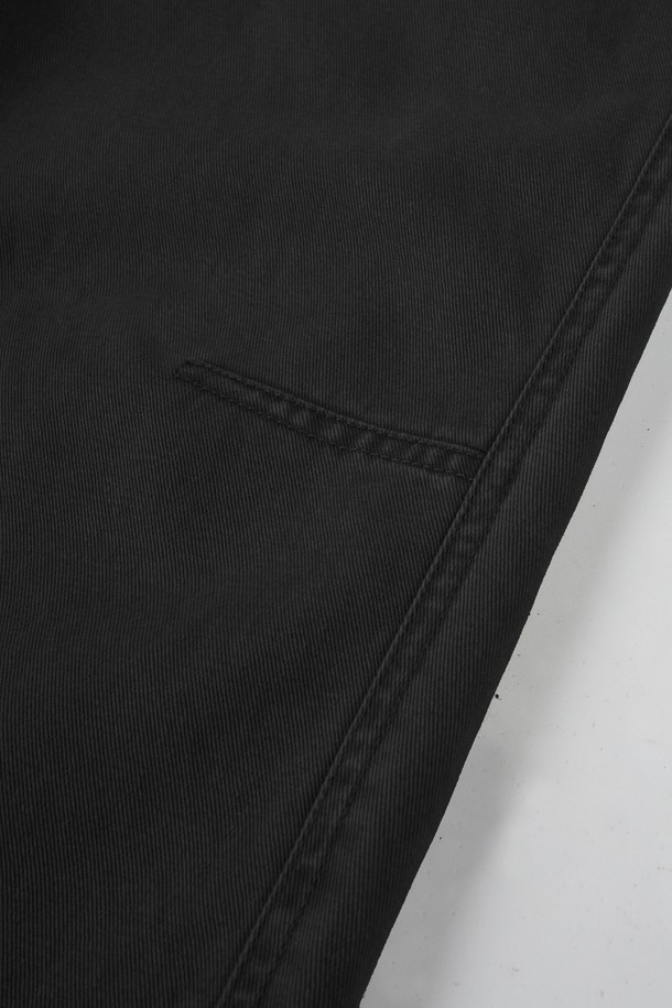 가먼트워싱 다트 트윌 C.L핏 치노 팬츠는 남성용 바지로, 캐주얼, 미니멀, 클래식 스타일을 아우르는 활용도 높은 아이템입니다. 봄, 가을에 적합하며, 일상 및 출근룩으로 모두 잘 어울립니다. 부드러운 면 소재에 가먼트워싱 기법을 더해 자연스러운 핏과 편안한 착용감을 선사합니다. 레귤러핏으로 제작되었으며, 다트 디테일이 더해져 세련된 디자인을 완성합니다. 블랙 컬러의 긴 기장 바지로, 어떤 상의와도 쉽게 매치하여 다양한 스타일을 연출할 수 있습니다.
