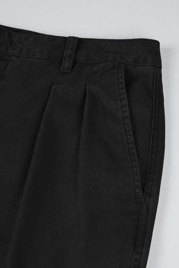 가먼트워싱 트윌 C.L핏 투턱 치노 팬츠는 남성용 바지로, 캐주얼과 베이직 스타일을 모두 아우릅니다. 봄, 가을에 적합하며, 일상복과 출근룩, 비즈니스 캐주얼 스타일 모두 소화 가능합니다. 부드러운 면 소재에 레귤러핏으로 제작되어 편안한 착용감을 선사하며, 투턱 디테일과 가먼트워싱 기법을 통해 은은한 멋을 더했습니다. 블랙 컬러의 무지 디자인으로 미니멀하고 클래식한 분위기를 연출합니다.
